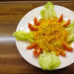Carrot - "pasta" with mango - celery - sauce