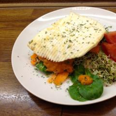 Carrot - tomato - alfalfa sandwich with pineapple - peppers - sauce