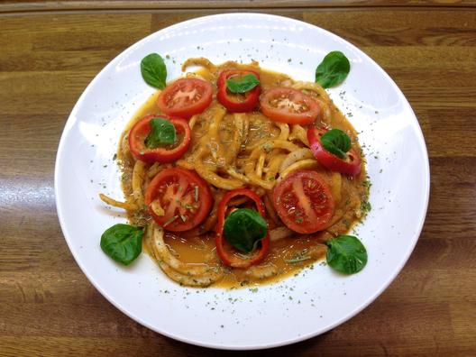 Radish "Udon" noodles with kiwi - date - sauce