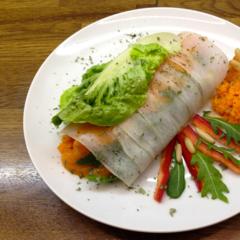 Radish - rolls with rucola, pignoli and mango - sauce