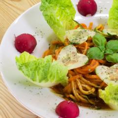 Zucchini - carrot - noodles with peppers and basil