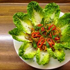 Zucchini - "spaghetti" with persimmon - sauce and rucola