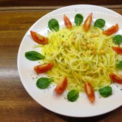Radish - noodles with sprouted chickpeas and pineapple - sauce