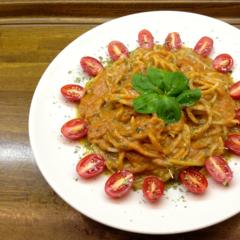 Radish - noodles with kiwi - apple - date -sauce