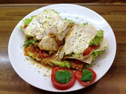 Raw vegan Lasagna with kiwi - date -sauce