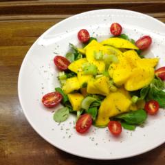 Mangoes on lamb's lettuce