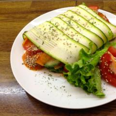 Zucchini - rolls with sesame seeds and mango - sauce
